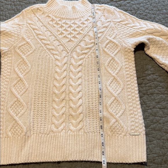 Abercrombie and Fitch Cable Knit Cream Sweater - Picture 6 of 8